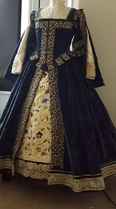 Elizabethan Gown, Floral And Fauna, Medieval Gown, Fest Outfits, Costume Designer