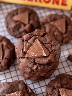 chocolate cookies are on a cooling rack next to a sign