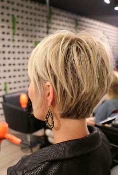 12 Short Choppy Haircuts That are Popular in This Year Pixie Mullet, Lowlights Blonde, Feminine Pixie, Chic Short Haircuts, Best Bobs, Haircut Blonde, Stacked Bob