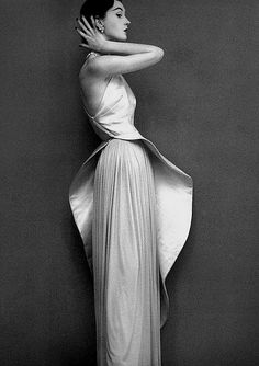 Dovima 1950. Wearing an evening gown by Madame Grès, photographed by Richard Avedon. Fashion 60s, Glamour Vintage, Flot Makeup