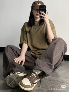 Korean Tomboy Outfits, Baggy Korean Fashion, Pakaian Hipster, Baggy Outfits, Boyish Outfits, Clothing Board, Korean Outfit Street Styles, Disney Things, Korean Casual Outfits