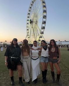 Kendal Calling Festival Outfits, Summer Festival Outfit Ideas Coachella, Coachella Outfit 2024, Rage Outfits, Coachella Theme Party Outfits, Festival Themed Party Outfit, Reading Festival Outfits, Coachella Festival Outfit, Electro Festival Outfit