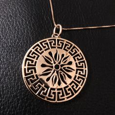 For Sale Is A Stunning .925 Sterling Silver 18” Gold Plated Chain And Sand Dollar Style Pendant. Looks Like Gold! Simply Beautiful. Sand Dollar Pendant, Sri Yantra, Sun Pendant, Sand Dollar, Gold Plated Chains, Simply Beautiful, Womens Jewelry Necklace, Silver Gold, Gold Plate