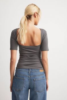 Soft Line Open Back Rouched Top Grey | NA-KD Square Neck Ruched Fitted Top, Stretch Ruched Scoop Neck Tops, Rouched Top, Woman's Back, Wearing Clothes, Back Design, Na Kd, Open Back, Tshirt Print