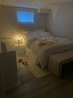 beige// cozy// bedroom inspo// vanilla girl Clean Bedding Aesthetic, Mountain Aesthetic Room, Aestethetic Beds, Cold Bedroom Aesthetic, Bedroom Inspirations Floral, Room Ideas Grey Bed, Pretty Room Ideas Bedrooms, Bedroom Clean Girl Aesthetic, Aesthetic Clean Bedroom