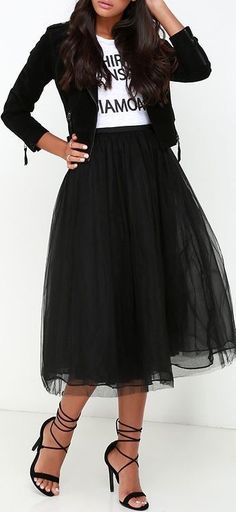 I just love this cute midi tulle skirt so so much. This is so cute with a tee shirt and sneakers Black Tulle Skirt Outfit, Rok Tile, Black Tutu Skirt, Tulle Mini Skirt, Black Tulle Skirt, Rok Midi, Tulle Skirts Outfit, Rok Outfit, Tule Rok