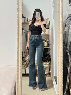 College Outfits Asian, Korean Off Shoulder Outfit, Cutbray Jeans Outfit, Feminim Style Outfit, True Beauty Outfits, Flare Jeans Outfit Aesthetic, Outfit Flare Jeans, Flare Jean Outfit, Flare Jeans Outfit