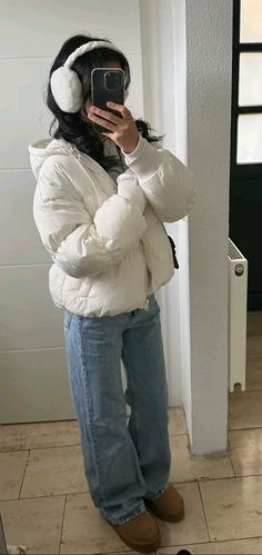 #ootd White Puffer Coat, Puffer Outfit, Outfit With Uggs, White Puffer Jacket, Puffer Jacket Outfit, White Puffer, Cold Outfits, Outfit Inspo Casual, Simple Trendy Outfits