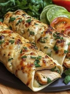 Cheesy Garlic Chicken, Chicken Shredded, Healthy Food Dishes, Food Babe, Cooked Chicken, Yummy Comfort Food, Chicken Wraps, Gordon Ramsay, Garlic Chicken