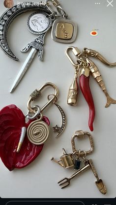 Carabeaner Keychain Aesthetic, Keychain Ideas Aesthetic, Carabiner Keychain Aesthetic, Keyring Aesthetic, Trash Jewelry, Bag Charms Aesthetic, Keys Aesthetic, Key Chains Diy, Charms Aesthetic