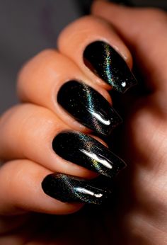 Black Nails Gel Polish, Black Color Changing Nails, Christmas Witch Nails, Witchy Chrome Nails, Black Silver Cat Eye Nails, Black Glitter Nail Polish, Dark Glitter Nail Designs, Matte Black And Chrome Nails, Holographic Black Nails