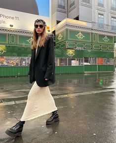 Combat Boot Outfits Skirt, Combat Boots Spring Outfit, Paris Street Style 2024, Edgy Boho Outfits, Street Mirror, London Ootd, Winter Outfits Edgy, Amsterdam Winter, Boots Outfit Ideas