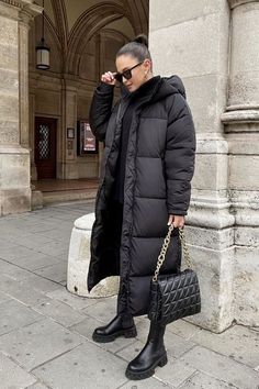 Outfit Nero, Winter Mode Outfits, Mode Mantel, Long Puffer Jacket, Black Puffer Coat, Mode Zara, Long Black Coat