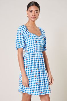 We're not in Kansas anymore! Reminiscent of the classic movie, this dress features a quintessential gingham print with a ditsy rosebud overlay. Short puff sleeves frame a flattering bodice with a sweetheart neckline. It sits atop a voluminous mini skirt, creating the perfect fit and flare. Wear it with red strappy heels or white sneakers for a casual look.- Smocked back- Sweetheart neckline- Fit and flare- Lined- Color: Blue RedSize + Fit - Model is 5'9" and wearing size XS- Measurements taken f Gingham Floral Print Dress For Picnic, Gingham Dress With Floral Print For Picnic, Fitted Gingham Dress With Floral Print, Not In Kansas Anymore, Red Strappy Heels, Puff Sleeve Mini Dress, Checkered Dress, Retro Clothing, Indie Outfits