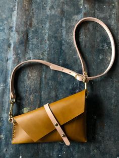 Vegetable Tanned Leather Crossbody Saddle Bag, Leather Crossbody Satchel With Brass Hardware, Leather Crossbody Saddle Bag With Brass Hardware, Beige Leather Satchel With Brass Hardware, Beige Leather Saddle Bag With Leather Handles, Beige Leather Strap Crossbody Shoulder Bag, Affordable Handbags, Pele Natural, Vintage Leather Handbag