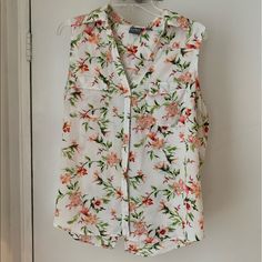 Never Worn White Buttoned Tank Top For Summer, White Sleeveless Blouse With Buttons, Sleeveless White Blouse With Buttons, White Buttoned Tank Top For Work, White Button-up Tank Top For Spring, White Floral Print Sleeveless Blouse, White Sleeveless Blouse With Floral Print, Sleeveless Floral Print Blouse For Work, Button Up Blouse