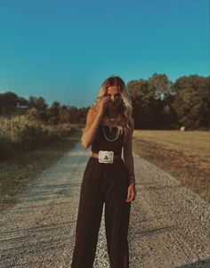 Western Outfit Ideas For Senior Pictures, Cute Western Senior Picture Outfits, Senior Picture Ideas Western Boho, Punchy Photoshoot Ideas, Punchy Senior Pictures, Grunge Western Style, Western Grunge Style, Quince Fits