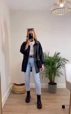 Leather Shacket Outfit, Black Leather Boots Outfit, Black Mom Jeans Outfit, Leather Shirt Outfit, Leather Vest Outfit, Shacket Outfit Women, Jean Shirt Outfits, Black Shirt Outfits, Black Leather Jacket Outfit