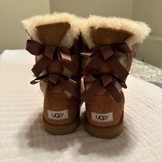 Brand New, Never Worn Women’s Ugg Bailey Boots With Satin Bow Accents. Ugg Bow Boots Outfit, Elliana Aesthetic, Bailey Uggs, Ugg Boots Women, Ugg Boots With Bows, Ugg Bailey Boots, Cute Uggs, Uggs With Bows, Uggs Boots