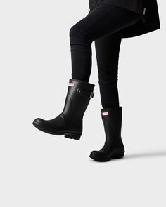 This short rain boot is handcrafted from 28 parts, in the same form as the Hunter Original Tall.Product features: Waterproof Textile lining Original calendered outsole Adjustable strap to enhance fit Thigh Length Boots, Hunter Short, Black Hunter, Womens Black Booties, Short Rain Boots, Boots For Short Women, Boating Outfit, Wellington Boots, Winter Socks