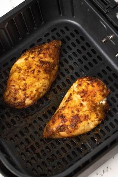 How to make frozen chicken in the air fryer. Use boneless skinless chicken breasts to make these seasoned air fryer chicken breasts in less than 30 minutes! Chicken Recipes Juicy, Cosori Air Fryer, Air Fryer Chicken Thighs, Bbq Pork Chops, Kfc Recipe, Kfc Chicken, Fried Chicken Breast