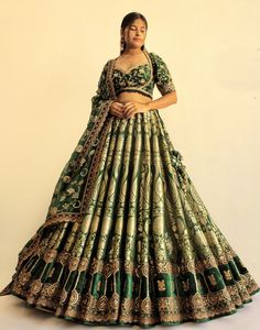 Green Banarasi Lehenga, Silk Lehenga Banarasi, Lehenga Banarasi, Silk Lehengas, Rajputi Dress, Outfits Indian, Lehenga Gown