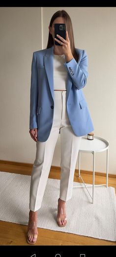 University Graduation Outfit For Women, Blue Suit Outfit, Graduation Outfits For Women, Denise Mercedes, Outfits Juvenil, White Pants Outfit, Outfit Zara, Blazer Outfit, Two Friends