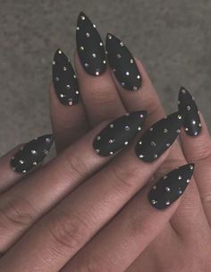 Gorgeous black stiletto nails with rhinestones! Bridesmaids Nails, Black Stiletto Nails, Pointy Nails, Black Nail Art, Colorful Nails, Nails Design With Rhinestones, Stiletto Nails Designs, Almond Nails Designs, Black Nail Designs