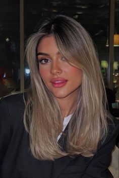 Blonde Hair With Brown Roots, Ash Blonde Hair Balayage, Rambut Brunette, Beige Hair, Black Hair Balayage, Dark Roots Blonde Hair