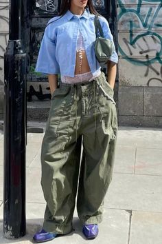 @olakodyra on Tiktok Outfit Vibes Aesthetic, Outfit Ideas With Dress Pants, Movie Look Outfit, Pants As Top, Pride Outfit Inspo Women, Baggy Rave Outfit, Streetwear Night Out, Gorpcore Fashion Women, Queer Aesthetic Outfit