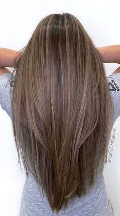 Thinking about switching things up this year? It just might be the perfect time to try out a new shade for your hair. New hair color ideas for 2020? If you're considering a new hair color in 2020 whether you want to try creamy blondes, milk-chocolate brown ,twinkly red babylights , rooted blonde to... Bleach Hair Ideas, Bleach Hair, Mushroom Hair, Medium Hair Color, Themes Wedding, Colors Wedding