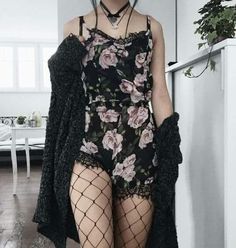 Flower Romper paired with Lace Fishnets, Black Kimono and Layered Necklaces. Edgy Grunge Outfits, Goth Outfit, Hipster Grunge, Diy Vetement, Rock Outfit, Mode Boho, Fishnet Stockings, Alternative Outfits