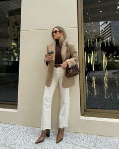 Look com blazer, calça off white e bota marrom Mode Tips, Looks Pinterest, Blazer Outfits