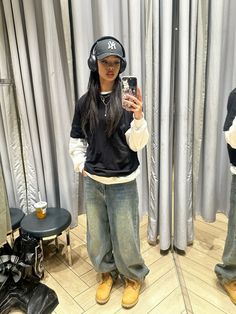 Urban Outfitters Winter Outfits, Timberland Boots Outfit 90s, Womens Winter Streetwear Fashion, Tokyo Street Style Winter 2024, Sweatpants And Timberlands Outfit, Fit Ideas Streetwear, Sweats Winter Outfit, What To Wear With Cargos, Layered Streetwear Outfits