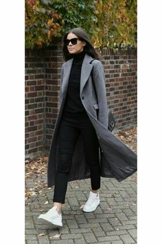 Black Work Pants Outfit Winter, Outfit Manteau Gris, Mode Mantel, Look Boho Chic, Gray Coat, Fotografi Vintage, Winter Fashion Outfits Casual