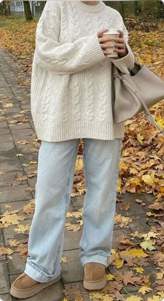 White Wool Cardigan Outfit, Tennessee Fall Outfits, Ballerina Style Outfit, Fall Trousers Outfit, Fancy Fall Outfits, Colder Weather Outfits, Vinter Mode Outfits, Ugg Platform, Stile Blair Waldorf