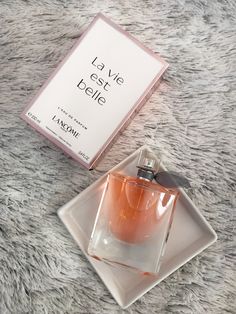 La Vie Est Belle Perfume, Lancome Perfume, Patchouli Perfume, Fragrance Lab, Expensive Perfume, Perfume Photography, Fragrances Perfume Woman, Pink Perfume, Perfume Collection Fragrance