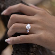 Rien n'est plus classique que les perles blanches et cette belle bague de perle d'eau douce blanche est un choix parfait. Avec des diamants étincelants de chaque côté de la bande en or rose, cette bague de perle est un spectacle à voir.

Anneau
Or rose 14K
Perle d'eau douce blanche de 8 à 9 mm
Diamond naturel: 0,07 CTW


Tailles d'anneau 5-8

Contactez-nous pour des tailles d'anneaux supplémentaires.
Fabriqué localement à Hawaï

Garantie pour toujours (Garantie à vie sur la vie de la pièce)
Livr