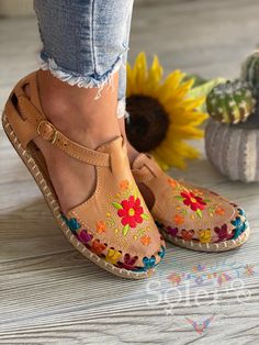 Hippie Shoes, Mexican Huaraches, Colorful Sandals, Mexican Shoes, Bohemian Shoes, Mexican Sandals, Bo Ho, Mexican Fashion, Colored Sandals