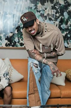 Chris Brown Quotes, Chris Brown Funny, Chris Brown Photos, Hat Outfit Men, Chris Brown Art, Chris Brown Outfits, Chris Brown Wallpaper, Chris Brown X, Chris Brown Pictures