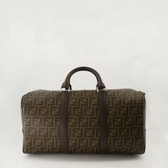 Sac de voyage FF Fendi collection Automne-Hiver 2024 pour Homme. Réalisé en toile brodée et cuir. Article Imprimé FF. Bandoulière en cuir amovible et ajustable et Poignées fixes.