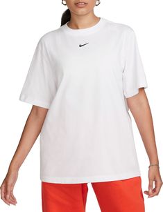 Say hello to your go-to cotton tee. Slightly dropped shoulder seams and a loose fit make it comfortable enough to wear around the house yet elevated enough to wear out in the city. Fit & Design: Embroidered Swoosh logo Loose, relaxed fit Womens Athletic Outfits, Essential Shirt, Women's Sportswear, Swoosh Logo, Boyfriend T Shirt, Athletic Apparel, Athletic Outfits, Sportswear Women, Nike Sportswear