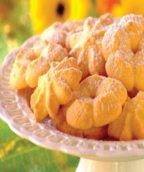 an advertisement for custard cookies is displayed on a cake plate with flowers in the background