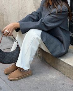 Ugg Tasman Outfit, Tasman Uggs, Slipper Outfit, Tasman Slippers, Outfit Ideas For Church, Latina Outfit, Ugg Tasman Slippers, Short Ankle Boots, Ugg Tasman