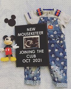 Disney Maternity Photos, Disney Baby Announcement With Sibling, Disneyland Baby Announcement, Disneyland Announcement, Disney Pregnancy Reveal, Disney Announcement, Disney Baby Announcement, Disney Pregnancy Announcement, Disney Gender Reveal