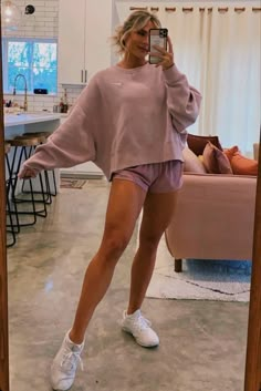 Sweat Set Outfits Women, Comfy Sweatpants Outfit, Sweat Set Outfits, Work From Home Aesthetic, At Home Outfits, Lounge Outfits, Work From Home Outfit, Comfy Sweatpants, Sweatpants Outfit