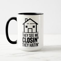 a black and white coffee mug with the words they see me closing they hatin