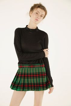 Tartan plaid mini skirt is short and cute, making for a perfect way to incorporate your unique feminine style into the classic attire of a kilt. The kilt is short and sits at the mid-thigh, providing you with a breezy and comfortable wearing experience. Plaid Short Skirt, Scottish Skirt, Tartan Skirts, Mini Skirt Style, Short Pollera, Kilt Skirt, Red Hair Woman, Scottish Kilts, Tartan Kilt