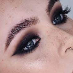 Makeup Suggestions, Contour Tutorial, Contour Makeup Tutorial, Perfect Cat Eye, Cat Eye Makeup, Makijaż Smokey Eye, Contour Palette