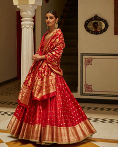 Red And Golden Lehenga, Red Lehenga Simple, Red Banarasi Lehenga, Desi Clothing, Ethnic Dresses, Diwali Outfits, Indian Bride Outfits